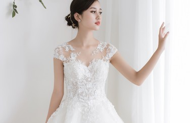 Áo nâng ngực để mặc váy cưới- vũ khí bí mật của mọi cô dâu